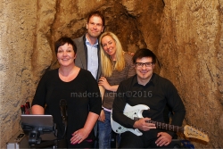 Bgm Bernhard Freiberger, Betreiberin des Kristallfachgeschäftes Claudia Schlenz, mit der einmaligen „Streetband“ aus Innsbruck