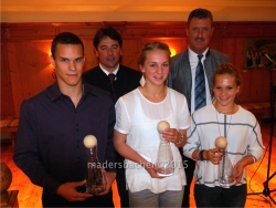 Erfolgreiche Leichtathleten, vorne: Sascha Stepan, Adriana Knoll, Claudia Wimpissinger, dahinter: Sportausschussobmann GR Norbert Leitgeb, Bgm Ing. Rudolf Puecher