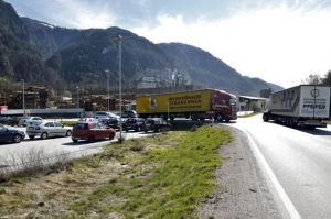 Bei der Einfahrt Pfeifer herrscht reger LKW-Verkehr. Ein Anschluss mittels ÖBB-Gleis könnte 30.000 Fahrten pro Jahr sparen.