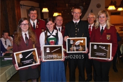 Goldenes Leistungsabzeichen für: Lisa Stumpf, Anna Hechenblaikner, Hubert Pfandl, Carmen Wöll. Dahinter die Gratulanten: Bezirks-Obmann Otto Hauser, Bezirks-Kpm Gerhard Guggenbichler, GF-Tiroler Blasmusikverband Roland Mair