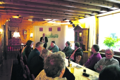 LA Dr. Andreas Brugger (Liste FRITZ) informierte etwa 25 Interessierte über das Thema Agrargemeinschaften im Cafe Zillertal in Strass.