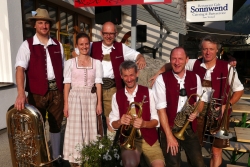 „Die Ganggalbichler“, das sind Martin Röck (Tuba), Christine Geiger (Harfe), Norbert Ascher (Akkordeon), Klaus Hechenblaickner (Flügelhorn), Christian Knoll (Trompete), Hannes Friedrich (Posaune)