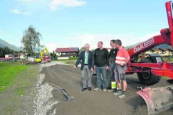 Bgm.  Auer (SPÖ) verschafft sich auf der Baustelle einen Überblick. Im Bild v.l.: Bgm. Mag. Josef Auer, Hans-Peter Ostermann, Stefan Margreiter und Hans Hausberger. 