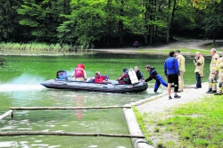 Großalarm: Die Wasser-Rettungen, die FF Kramsach, die FF Schwaz (mit Boot), das Rote Kreuz und auch Notarzt-Hubschrauber waren im Einsatz.