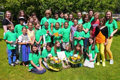 Hermine Kienle, Gründerin des Jungscharchors und Chorleiterin seit 25 Jahren an ihrem liebsten Platz, inmitten der Kinder (hintere Reihe, Mitte) links daneben Christine Wachtel, sie unterstützt ebenfalls seit 25 Jahren Hermine Kienle bei der Arbeit mit dem Jungscharchor