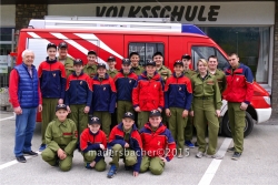 Jugendfeuerwehr Radfeld nach bestandenem Wissenstest mit Bgm Josef Auer (1.v.l.), Jugendleiter Kdt-Stv Otto Hauser (3.v.l.) und den drei Jugendausbildern Stefan Wiener, Josef Auer, Viktoria Strele (stehend von rechts)