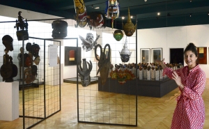 Museumsdirektorin Mag. Lisi Noggler-Gürtler erklärt zentrale Ausstellungsstücke der Sonderausstellung "Menschen" von Leon Pollux.