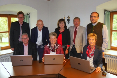 GR Reinhard Peer, Gebhard Gschößer, LR Dr. Beate Palfrader, Bgm Johann Thaler, Pfarrer Erwin Mayer mit drei der 20 interessierten Computer-Senioren aus Reith