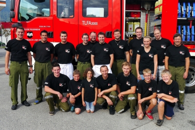 18 der 20 Freiwilligen, welche die Lange Nacht der Feuerwehr Breitenbach organisiert und gestaltet haben, mit Kdt Peter Huber (ganz links)