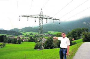 Im Bild LA Bgm. Ing. Alois Margreiter. Auch in Breitenbach werden Wohnhäuser von der 110 kV-Leitung überspannt.