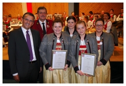 LA Bgm Ing. Alois Margreiter, Bez-Obmann Otto Hauser, Nina Widauer (Jungmusikerleistungsabzeichen Bronze für Klarinette), Obfrau Anita Schneider, Johanna Huber (Jungmusikerleistungsabzeichen Bronze für Horn), Jugendreferentin Katharina Achleitner