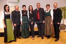 DI Andrea Zetta (Projektleiterin Lebensqualität Bauernhof), Ing. Hermann Schultes (LK Österreich), Bds-Bäuerin Andrea Schwarzmann, BM Sophie Karmasin, BM Andrä Rupprechter, Tiroler Lds-Bäuerin Theresia Schiffmann, Präsident Josef Hechenberger (LK Tirol)