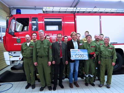Scheckübergabe von Arnold Fessler über 1.500,- Euro an die Feuerwehr Brandenberg