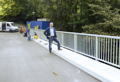 Gallzeins Bürgermeister Josef Brunner auf der neu sanierten Bucherbach-Brücke. Das Bau-Projekt kostete 310.000,– EURO.