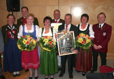 Von links: Obfrau Teresa Mair, Harald Hornbacher mit Gattin (40 Jahre Zugehörigkeit zur BMK Münster), Alois Zeindl mit Gattin (40 Jahre Zugehörigkeit zur BMK Münster), Otto Ascher mit Gattin (Ehrenmitgliedschaft), Bezirkskapellmeister Gerhard Guggenbichler