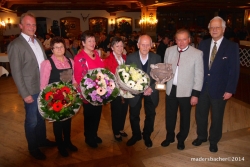 Gratulant Vize-Bgm Johann Rieser, die Geehrten Gerti Wegscheider, Waltraud Brunner, Konrad Jud mit Gattin, Gratulanten Bgm Johann Thaler und Alt-Bezirkshauptmann Dr. Walter Philip