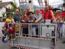 Unterwegs im Steiger der FF-Wörgl: FF-Kdt Christof Huber (Kundl), Jugendbeauftragter Roland Haaser (Kundl), Dir Georg Unterrainer (NMS Kundl), FF-Kdt Armin Ungericht (Wörgl), mit Schulkindern der 1. Klasse (NMS Kundl)