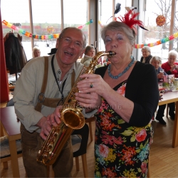 Die Kundler PVÖ-Obfrau Johanna Wijnands wird hier vom Alleinunterhalter Johann Mittner in die hohe Kunst des Saxophonspielens eingeführt