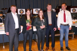 Kickboxen: Tiroler Meisterinnen und Stockerlplätze in der Staatsmeisterschaft Valeria und Anna Benedetti. Gratulanten Vize-Bgm Michael Dessl (1.v.l.), Bgm Anton Hoflacher (2.v.r.), Sportreferent Dr. Stefan Bertel (1.v.r.)