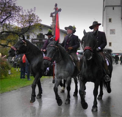 Reitergruppe mit dem Vortragskreuz beim Leonhardiritt in Kundl