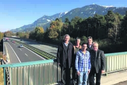 V.l.: Klaus Fink (Asfinag), GR Thomas Anfang, Andreas Falch, Bgm. Hubert Hußl und  NR Hermann Gahr vor dem „Forchat“, indem die Lärmschutz-Wand und das Gerätehaus der Feuerwehr entstehen sollen.