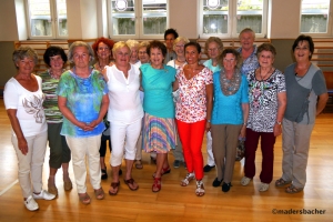 Gründerin GR Wilma Kurz (vorne 3.v.l.), Tanzlehrerin von 1999 bis 2009 Maria Valentini (vorne 4.v.l.), Tanzleiterin seit 2009 Evi Greiderer (vorne 5.v.l.), inmitten ihrer tanzfreudigen Kundler Seniorinnen