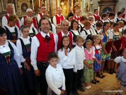 Chorleiter Drummand Walker und Obmann Andreas Vorhofer inmitten des Kirchen- und Heimatchores Reith