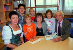 VS-Dir. Elisabeth Wöll, LR Mag. Dr. Beate Palfrader, Bgm Josef Auer und ein paar Volksschulinder bei den ersten Leseproben in der neuen Bibliothek