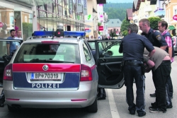 Der vermutliche Täter konnte von der Polizei noch in der Wohnung festgenommen  werden und wurde zum Verhör in die PI Wörgl gebracht.