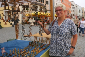 Susanne Gregori vom Kultur- und Wirtschaftsförderungsverein (KuWiFö) Rattenberg begutachtet die Raritäten auf dem heurigen Töpfermarkt