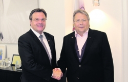 Landeshauptmann Günther Platter (ÖVP) gratuliert dem neu gewählten Tiroler Wirtschaftsbundobmann Franz Hörl (ÖVP).