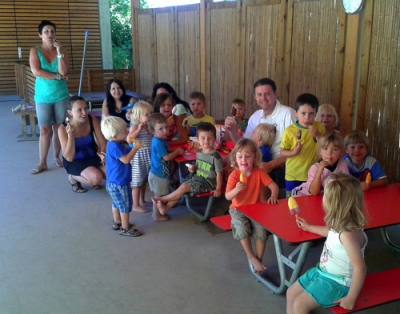 Brandschutzexperte Christian Schretthauser (im Bild) mit Kindern und Mitarbeiterinnen des Ekiz Kundl-Breitenbach beim vollkommenen Eisgenuss