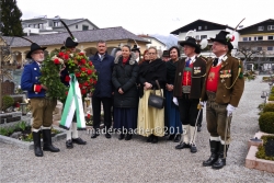 Kranzniederlegung beim Kriegerdenkmal auf dem Friedhof der Pfarrkirche Brixlegg durch eine Abordnung der Schützenkompanie Langkampfen. Im Hintergrund Bgm Ing. Rudolf Puecher, LA Dr. Bettina Ellinger, NA Carmen Schimanek, GR Karin Rupprechter, Viertel Kdt Hans Steiner, Bat.-Kdt Hermann Egger