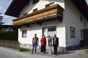 Hemath Rahmatullah, Zekije Amedova, Narjoan Amedova und Kenan Amedova präsentieren stolz ihr neues Zuhause.                 