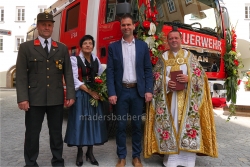 Kdt Hans Peter Winkler, Fahrzeugpatin Helga Hacker, Bgm Bernhard Freiberger, Pfarrer Mag. Roland Frühauf, dahinter das neue Löschfahrzeug der Stadtfeuerwehr Rattenberg