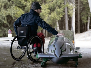 2014 entdeckte Andreas Kapfinger den Parabob-Sport. Bei den Paralympics in Sotchi sprach ihn einfach eine Russin an und lud ihn zu einer Fahrt auf der Bob-Bahn Innsbruck/Igls ein.