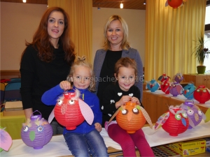 Obfrau Iris Neuner und Kindergartenleiterin Manuela Rohregger mit Simon und Marie, zwei der 38 Kinder aus der Villa Wirbelwind