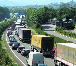 Wenn es nach der EU geht, heißt es: Tempo 80 auf der Autobahn statt sekrotrales LKW-Fahrvergot! Ob Tirols demonstrative Einführung des LKW-Verbotes hält, wird sich zeigen.