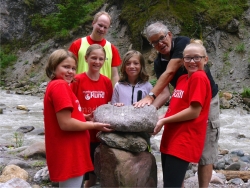 Stellvertretend 4 von 135 Kindern der Kundler Sommerspiele mit den Betreuern Andreas Rejhons und Josef Steiner vom Alpenverein in der Kundler Klamm