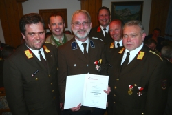 Felix Neuhauser (Bildmitte) erhält das „Verdienstzeichen in Silber“. Gratulanten (von links) OBR Stefan Winkler, Bgm Hannes Neuhauser, Kdt Stefan Gwercher, BR Erwin Acherer, ABI Manfred Einkemmer