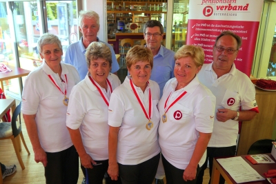 vorne: Die Siegermannschaft der Damen KIRCHBICHL 1 mit Gratt Renate, Priwasser Trude, Stubenvoll Maria, Mies Edith (nicht chronologisch), hinten von links: Tiroler Sportreferent Heinz Kuen, Landessekretär Richard Mayr, Bezirks-Sportreferent Klaus Steiner