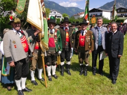 Hptm Alois Haberl (Schützenkompanie Brixlegg), Fähnrich Josef Eberharter, Lds-Kdt Fritz Tiefenthaler, LR Johannes Tratter, Bat-Kdt Hermann Egger, Bgm Ing. Rudolf Puecher, BH Dr. Christoph Platzgummer