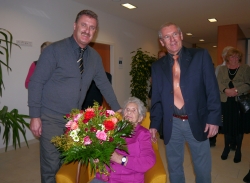 Bürgermeister Ing. Rudolf Puecher und Vize-Bgm Hans Mittner gratulieren Maria Mühlbacher zum 100. Geburtstag