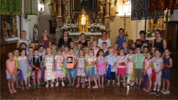 37 Schulanfänger bei der Abschlussandacht des Kundler Kindergartens - dahinter Hildegard Binder (Kindergartenleitung), Teresa Reiter, Patricia Brunner, Barbara Kirchmair, Carmen Unterlercher, Heidi Würtenberger, Sandra Oberhammer, Franziska Schoner (Kindergartenleitung-Stellvertretung)