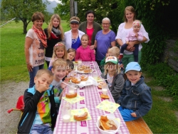 Sandra Oberhammer, Susanne Schiegl, Heidi Kreiner (alle drei vom Kindergarten Kundl), Renate, Erna und Christine Unterrainer (St. Leonhard), mit einem Teil der „Schmetterlinge“ vom Kindergarten Kundl