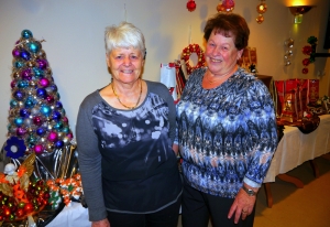 Helga Kogler und Hedwig Dengg, zwei der sechs engagierten Basar-Organisatorinnen aus Kramsach
