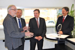 Arno Schneider begrüßte KO Josef Geisler, LH Günther Platter und Bgm. Hans Lintner im Traditionsbetrieb Schneider Rappel in der Schwazer Innenstadt. 