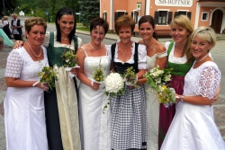 Braut „Babsi“ (Bildmitte) mit ihren 4 Freundinnen in Weiß und den beiden Brautjungfern