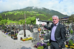 Bgm. Hansjörg Jäger zeigt den Masten hinter dem Friedhof, der für die Erweiterung entfernt werden muss.