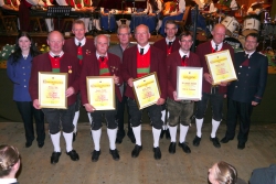 Vorne: Othmar Ager (50 Jahre Zugehörigkeit), Hannes Rampl (40 Jahre Zugehörigkeit), Franz Steiner (40 Jahre Zugehörigkeit), Manfred Neuhauser (25 Jahre Zugehörigkeit), Andreas Steiner (40 Jahre Zugehörigkeit) Dahinter: Bez-Jugendreferentin Anita Schneider, Obmann Erwin Luchner, Bgm Manfred Stöger, Kpm Robert Haas, Bez-Kpm-Stv Leonhard Salzburger